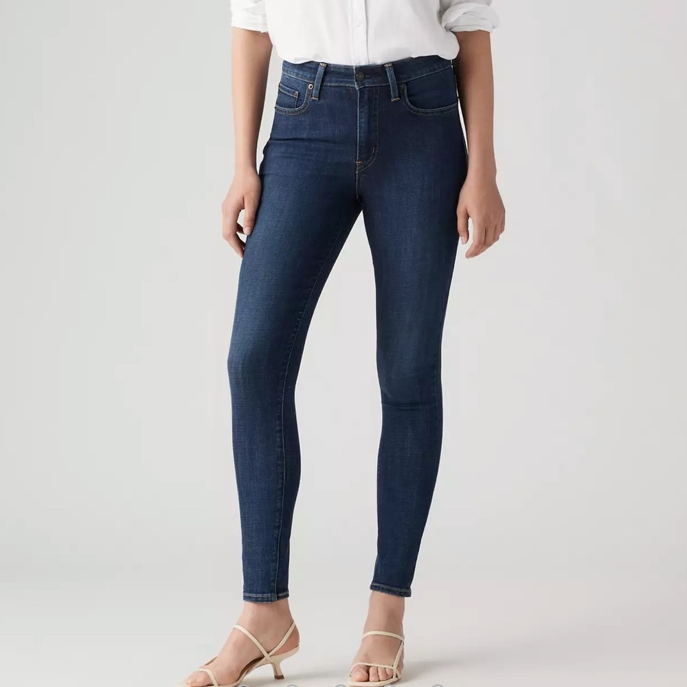 721 Levi’s High-Rise Skinny Jeans